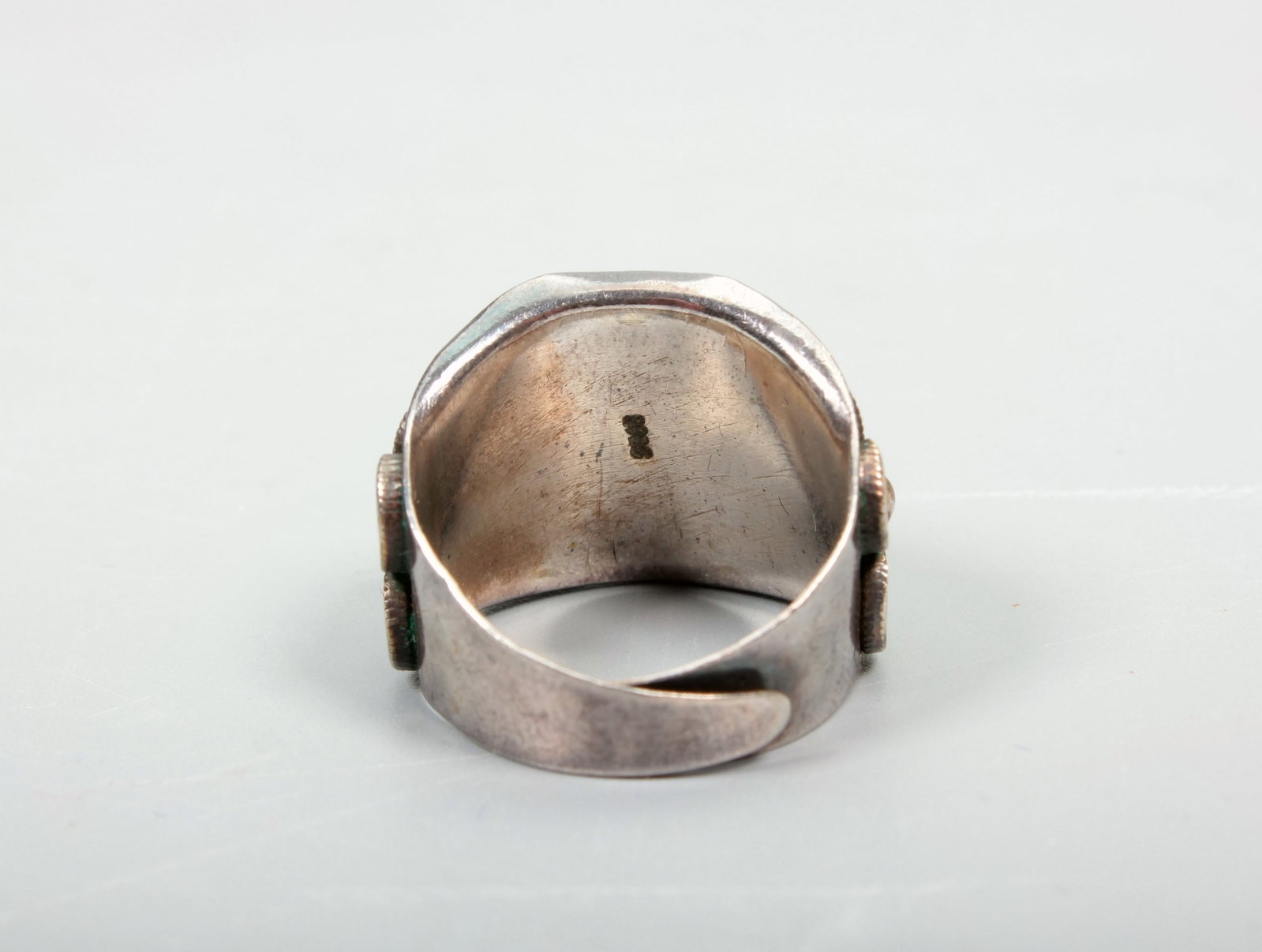 A GEM INLAID SILVER RING - 5