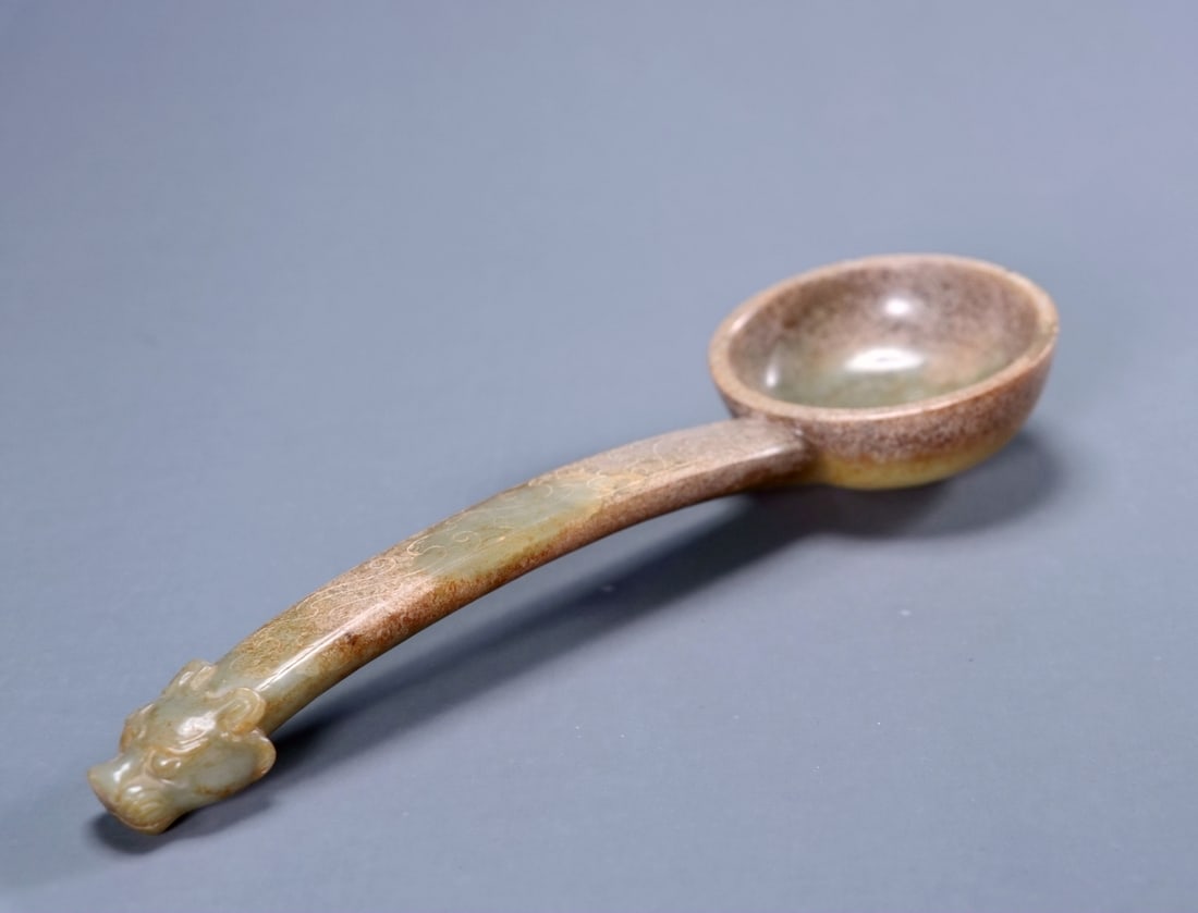 A JADE 'BEAST AND DRAGON' SPOON - 4