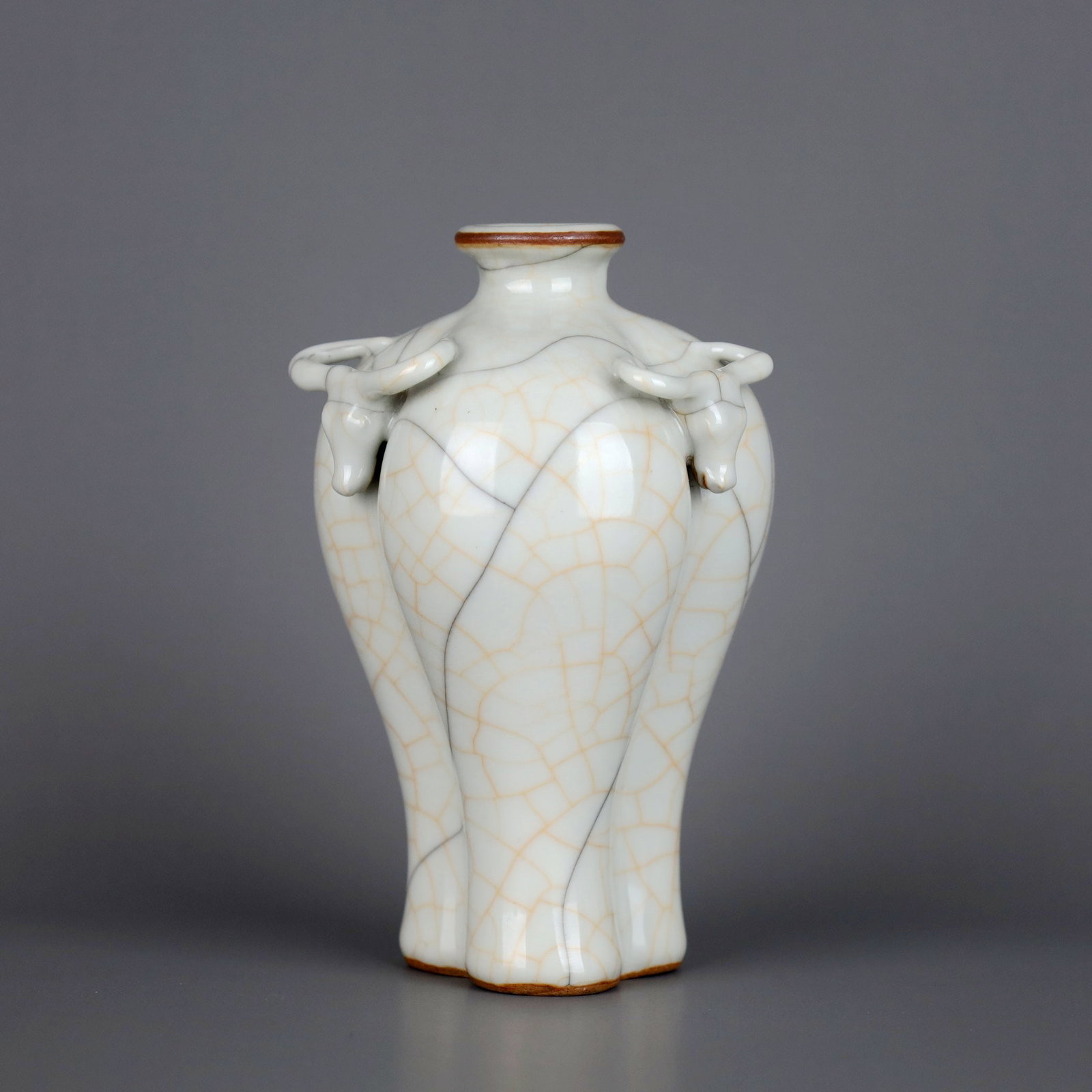 A GE-TYPE 'DRAGON' PRUNUS VASE: A GE-TYPE 'DRAGON' PRUNUS VASE Height:14cm,Diam:8.5cm
