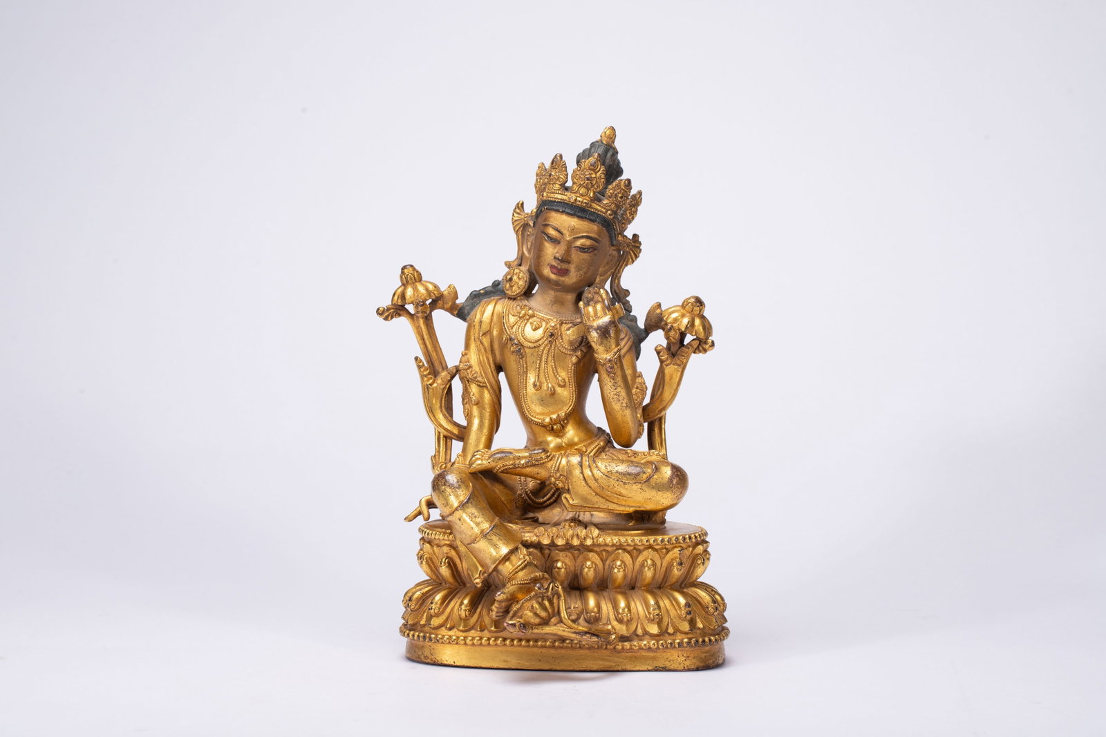 Gilt Bronze GuanYin Figure: Gilt Bronze GuanYin Figure (13 x 12 x 22cm,Weight 2010g)
