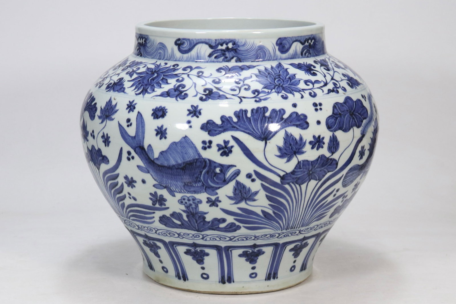 Blue and White Fish and Lotus Flower Pattern Porcelain Pot: Blue and White Fish and Lotus Flower Pattern Porcelain Pot (30cm)