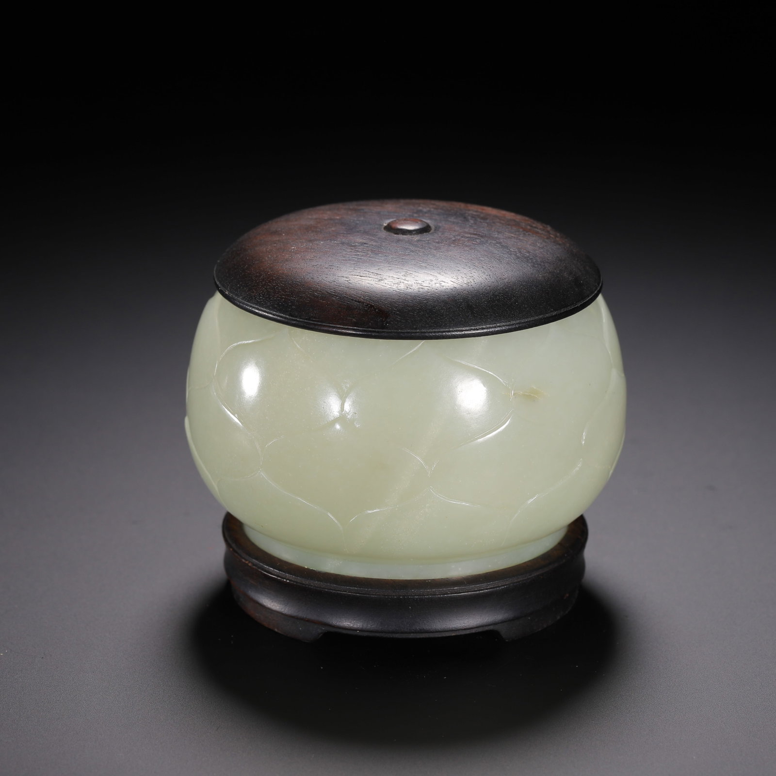 Jade Carved Lotus Flower Shape Lid Pot: Jade Carved Lotus Flower Shape Lid Pot (7 x 7 x 6.5cm)
