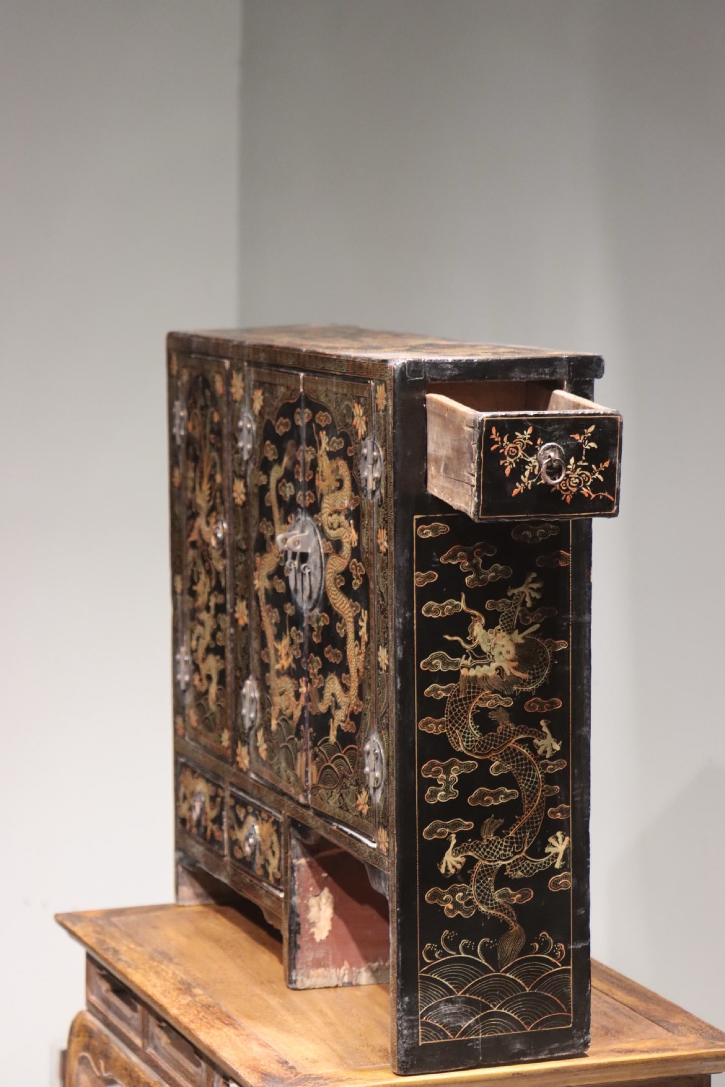 Lacquerware Gold Drawing Dragon and Phoenix Pattern Cabinet - 7