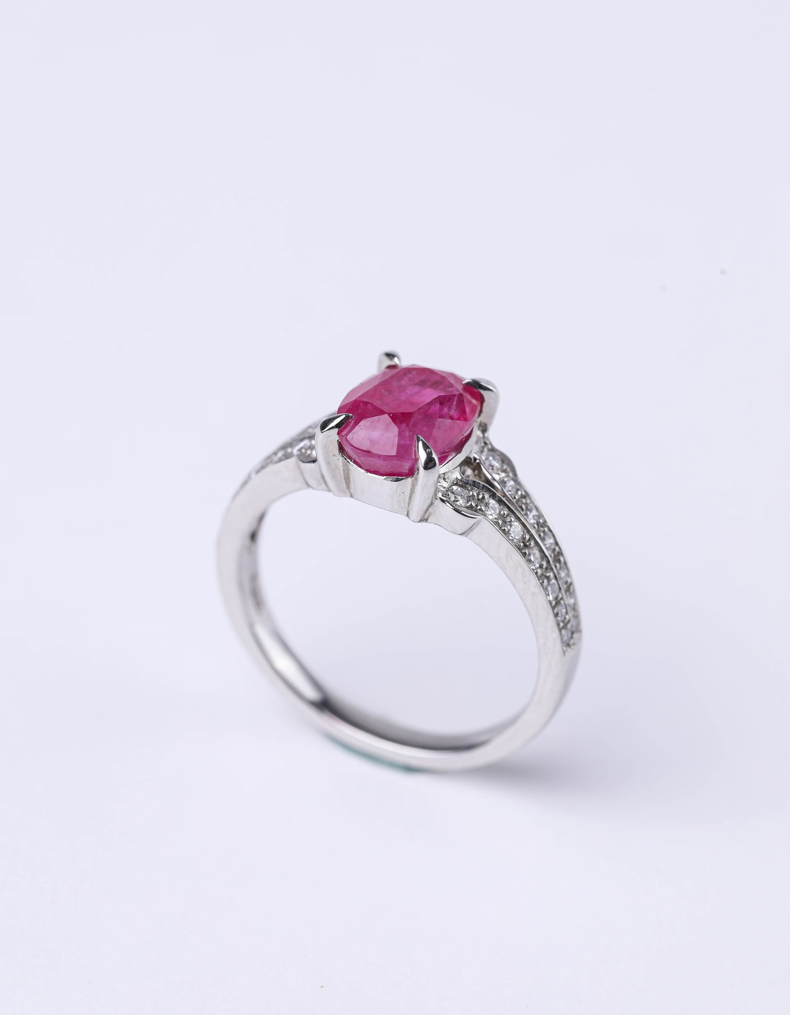 A PLATINUM, RUBY AND DIAMOND RING - 4