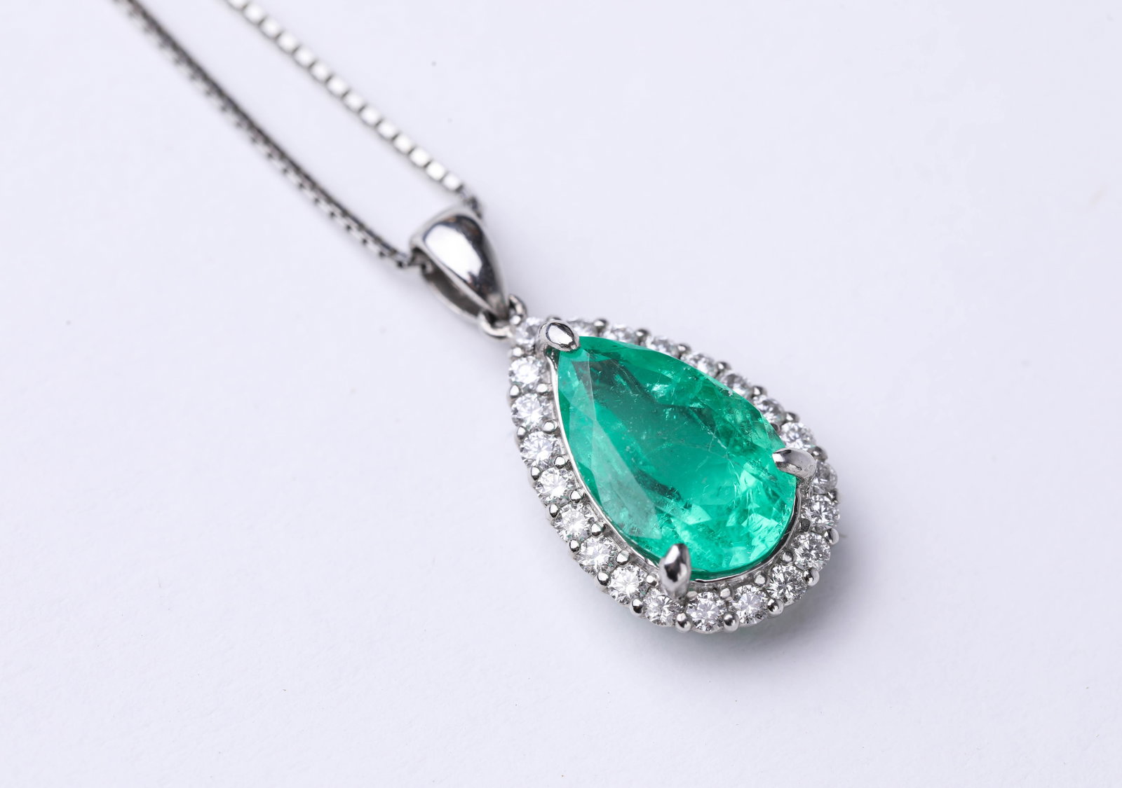 AN EMERALD 'TEARDROP' AND DIAMOND NECKLACE (1 of 3)