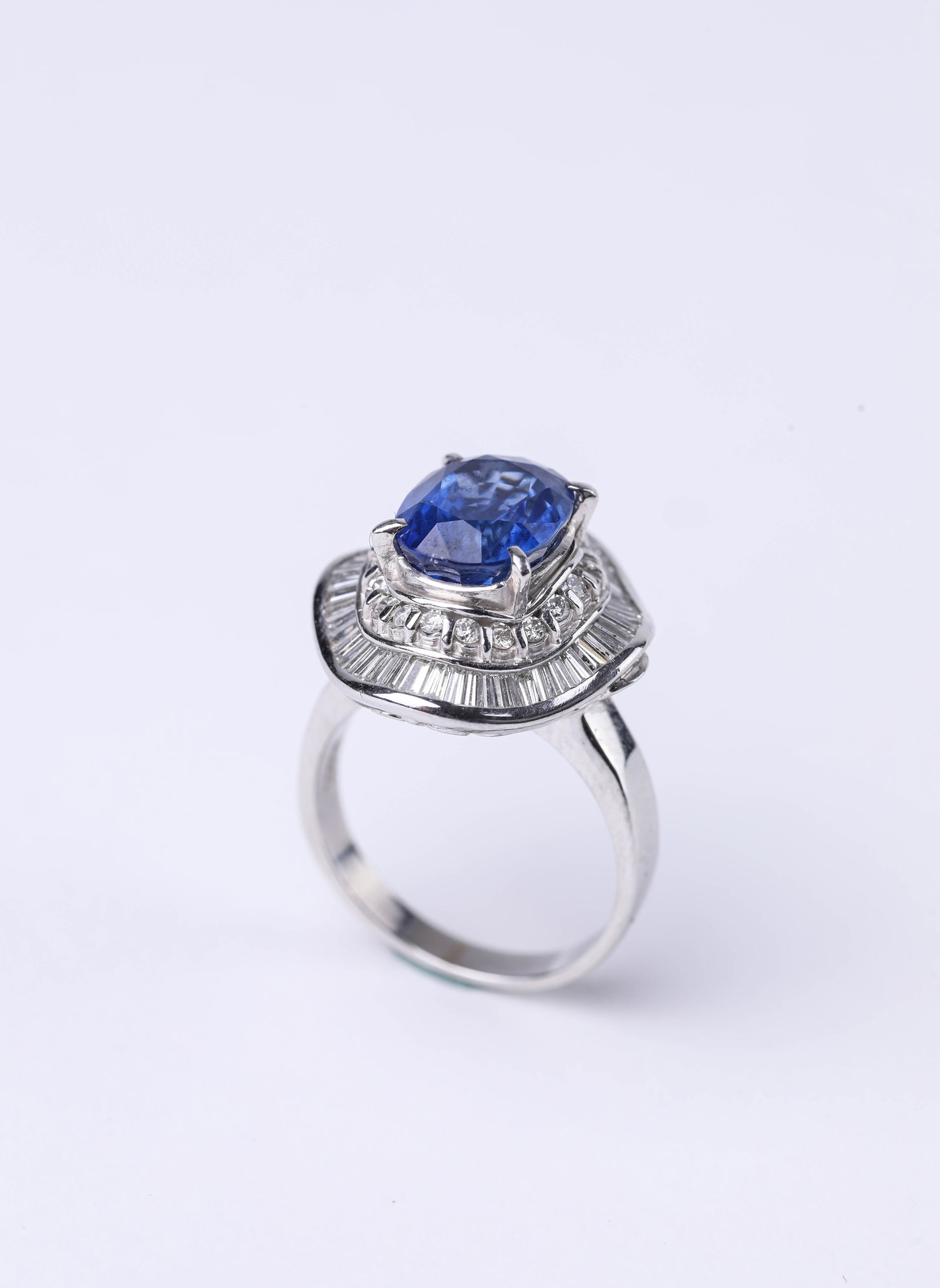 A PLATINUM, SAPPHIRE AND DIAMOND RING - 4