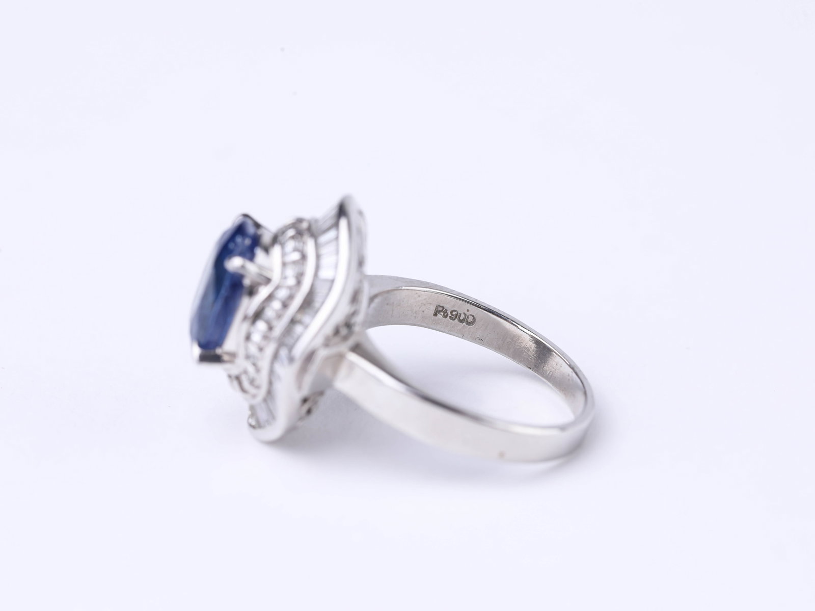 A PLATINUM, SAPPHIRE AND DIAMOND RING - 5