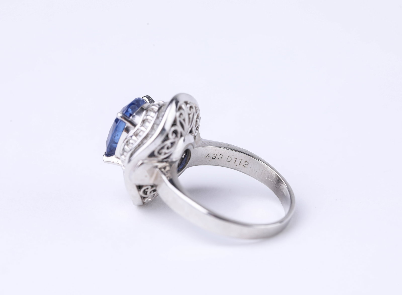 A PLATINUM, SAPPHIRE AND DIAMOND RING - 6
