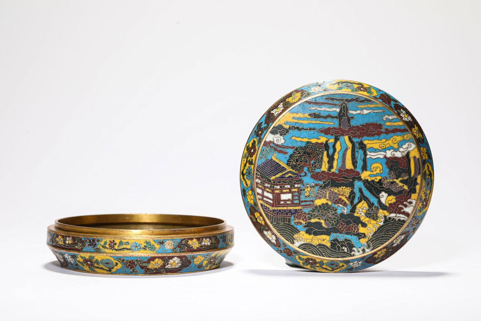 A CLOISONNE ENAMEL 'LANDSCAPE AND FIGURES' COVERED BOX (1 of 5)