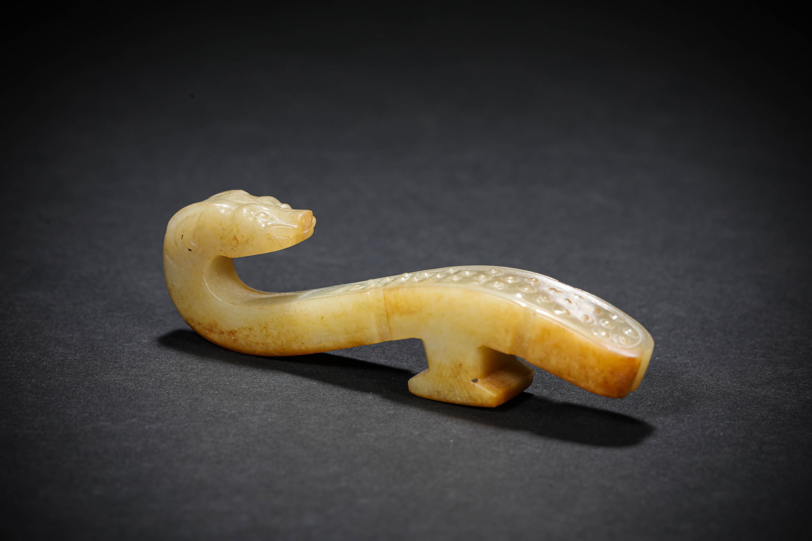 A JADE 'CARVED DRAGON' BELT HOOK - 2