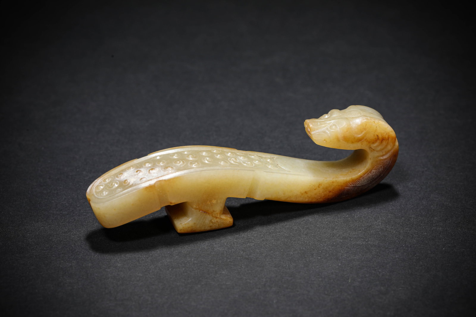 A JADE 'CARVED DRAGON' BELT HOOK - 3