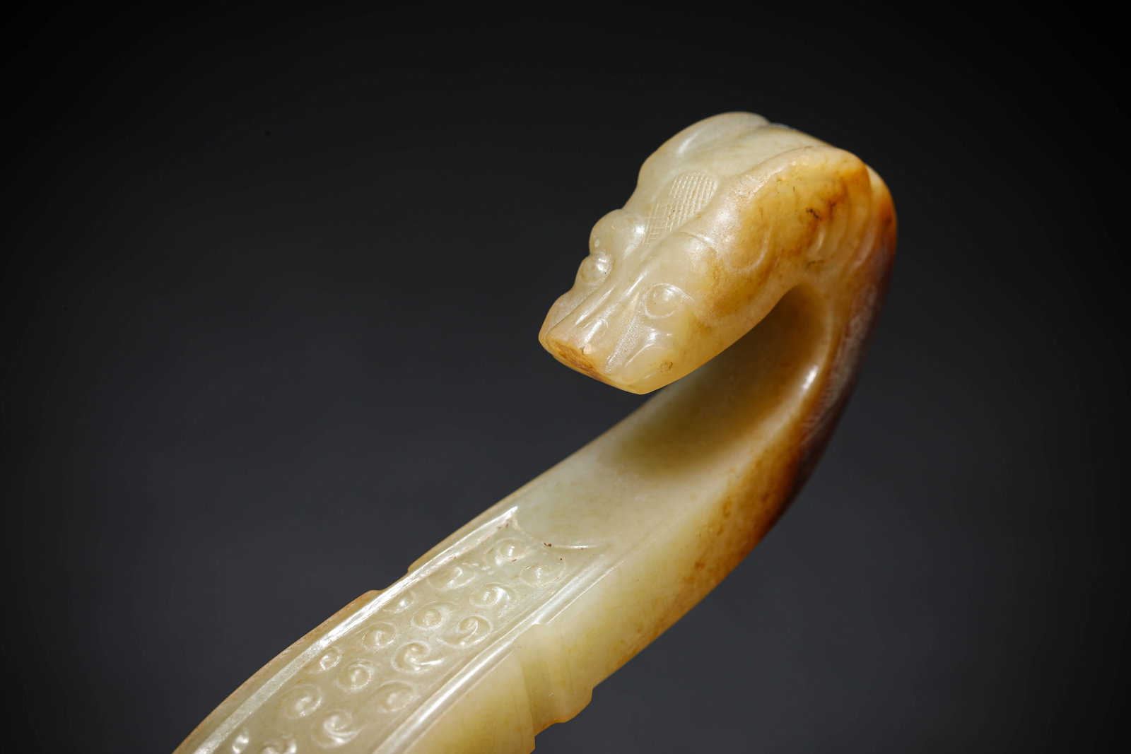 A JADE 'CARVED DRAGON' BELT HOOK - 6