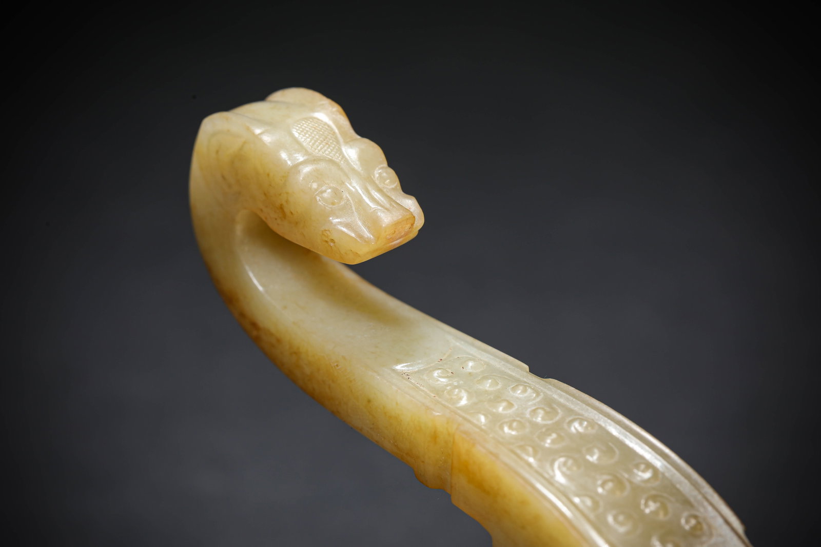 A JADE 'CARVED DRAGON' BELT HOOK - 7