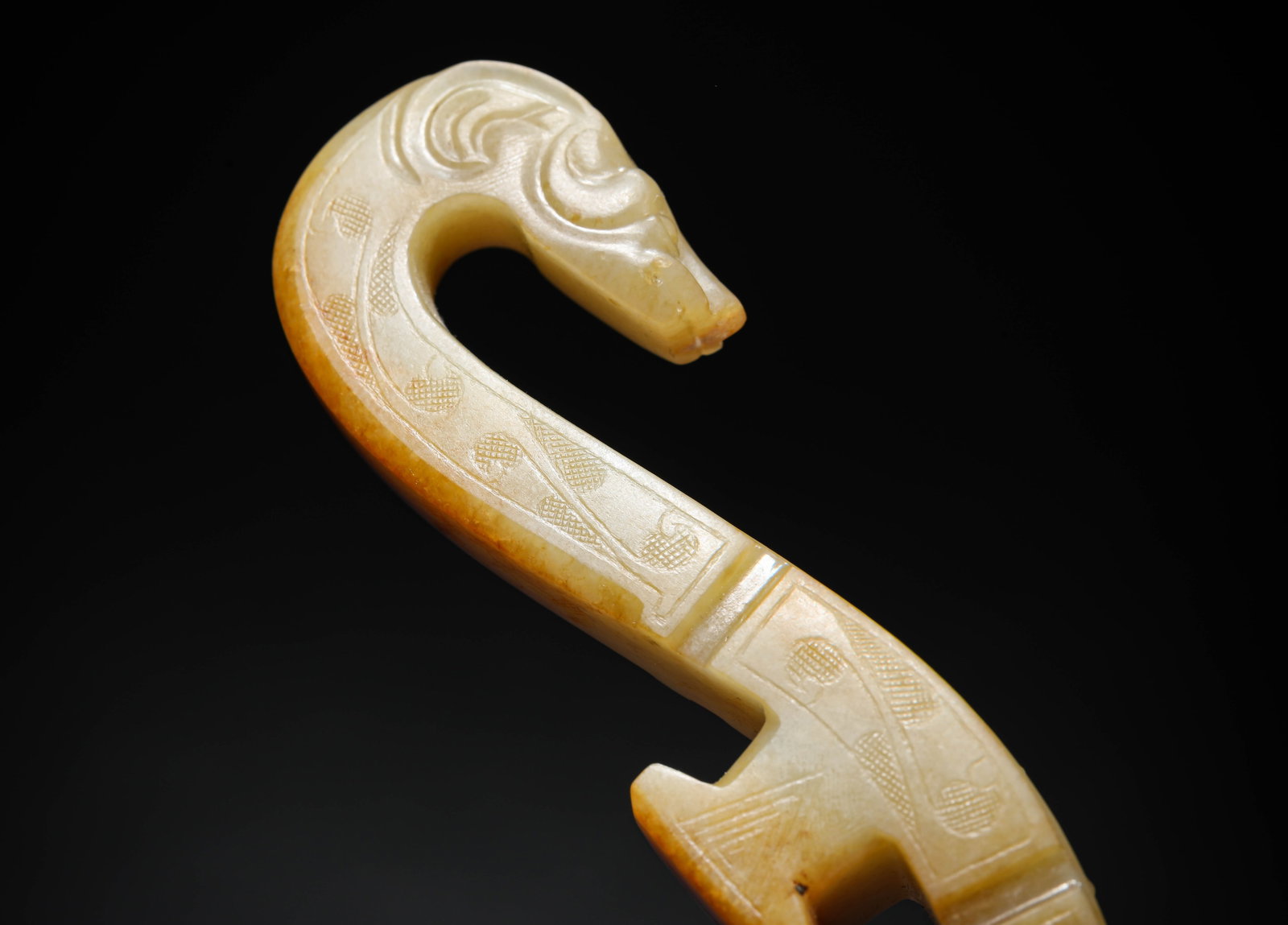 A JADE 'CARVED DRAGON' BELT HOOK - 8