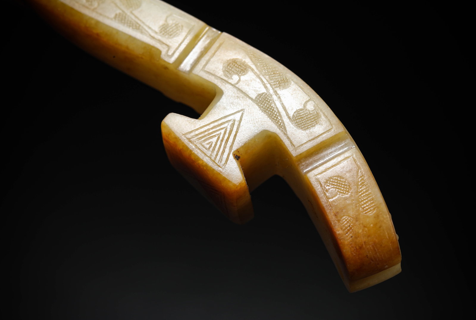 A JADE 'CARVED DRAGON' BELT HOOK - 9