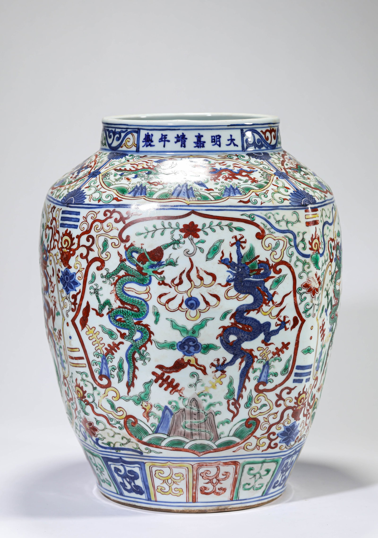 A WUCAI 'DRAGON' JAR (1 of 7)