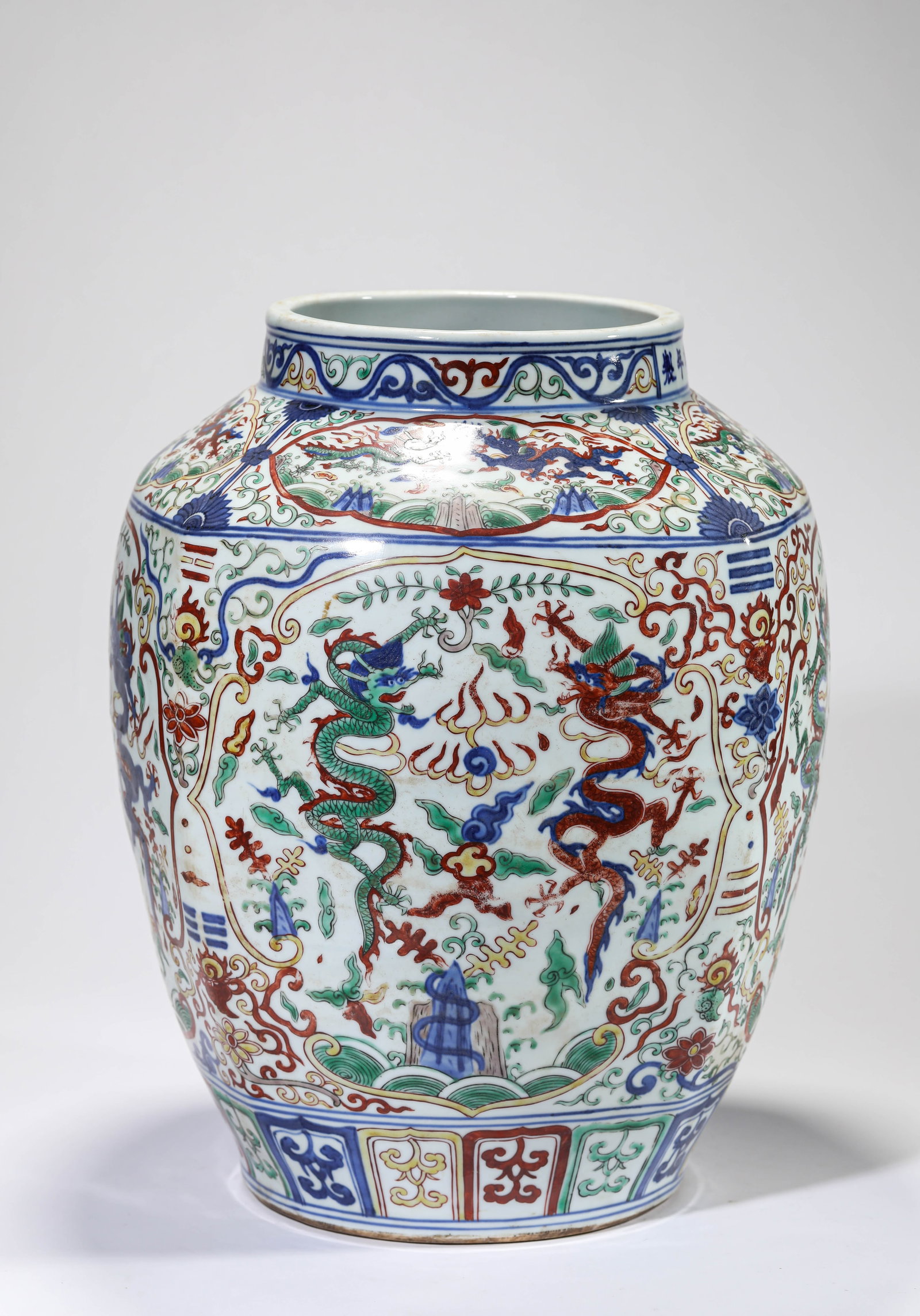 A WUCAI 'DRAGON' JAR - 3