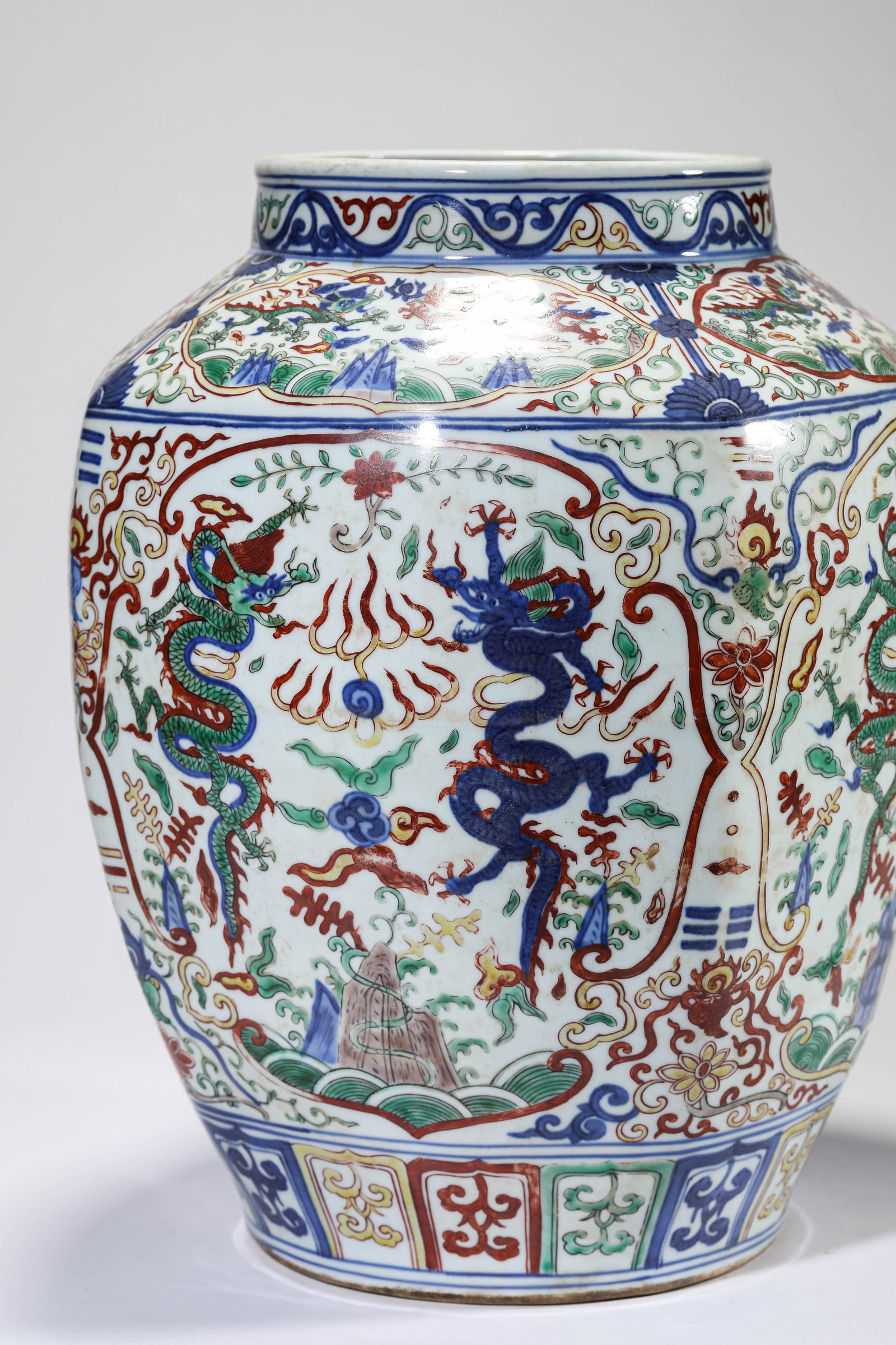 A WUCAI 'DRAGON' JAR - 5