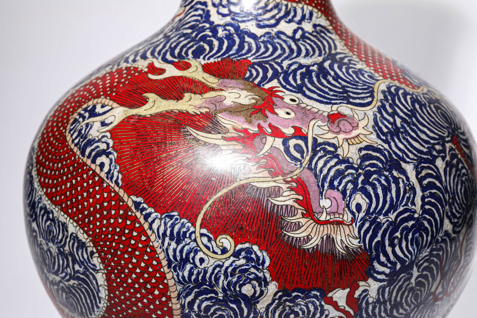 A CLOISONNE ENAMEL 'DRAGON' CELESTIAL GLOBE VASE - 2