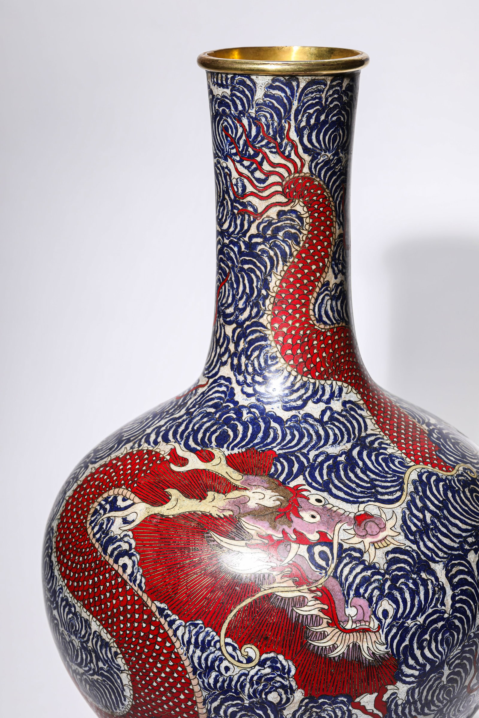 A CLOISONNE ENAMEL 'DRAGON' CELESTIAL GLOBE VASE - 3