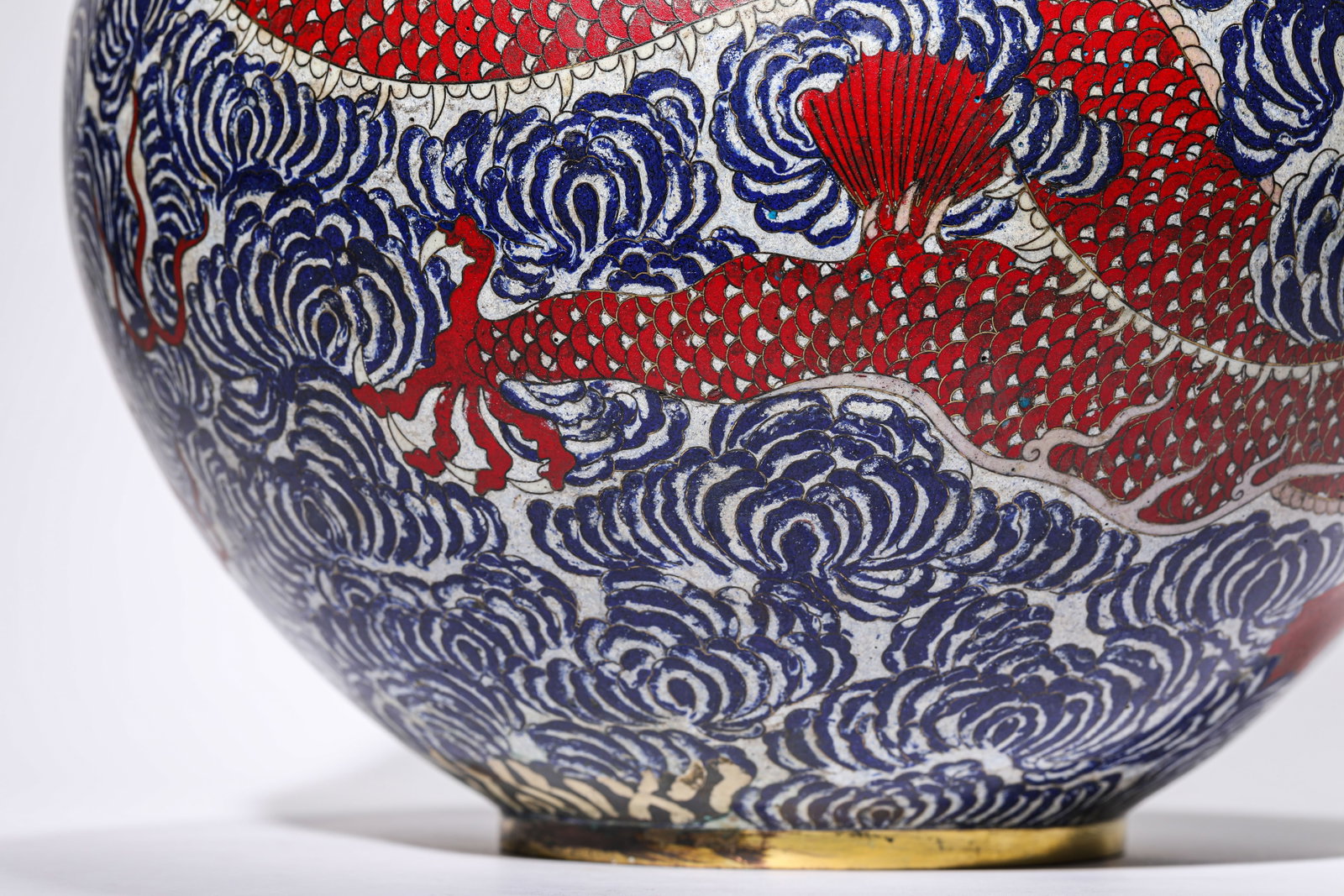 A CLOISONNE ENAMEL 'DRAGON' CELESTIAL GLOBE VASE - 5