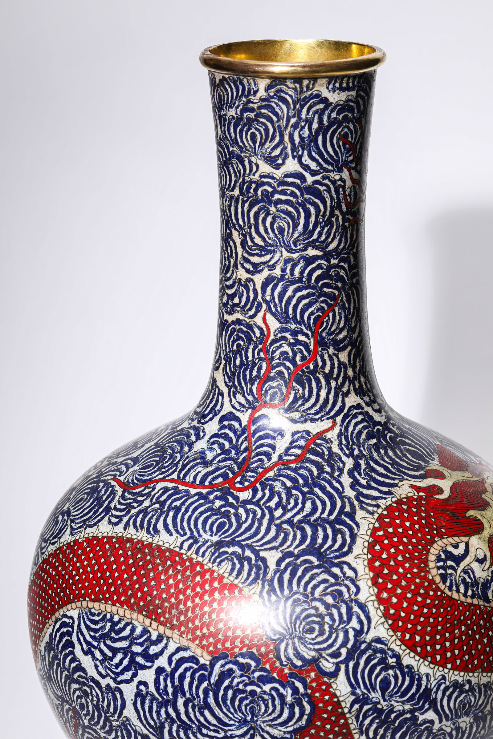 A CLOISONNE ENAMEL 'DRAGON' CELESTIAL GLOBE VASE - 7