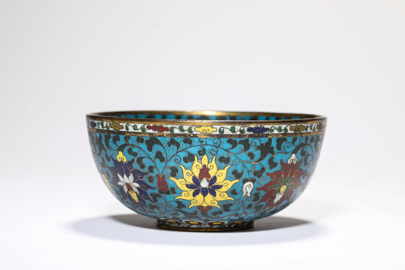 A CLOISONNE ENAMEL 'FLOWERS AND BIRDS' BOWL: A CLOISONNE ENAMEL 'FLOWERS AND BIRDS' BOWL Description: Dimensions: Weight: 585 g. Width: 15 cm x Height: 7 cm. All measurements are approximate.