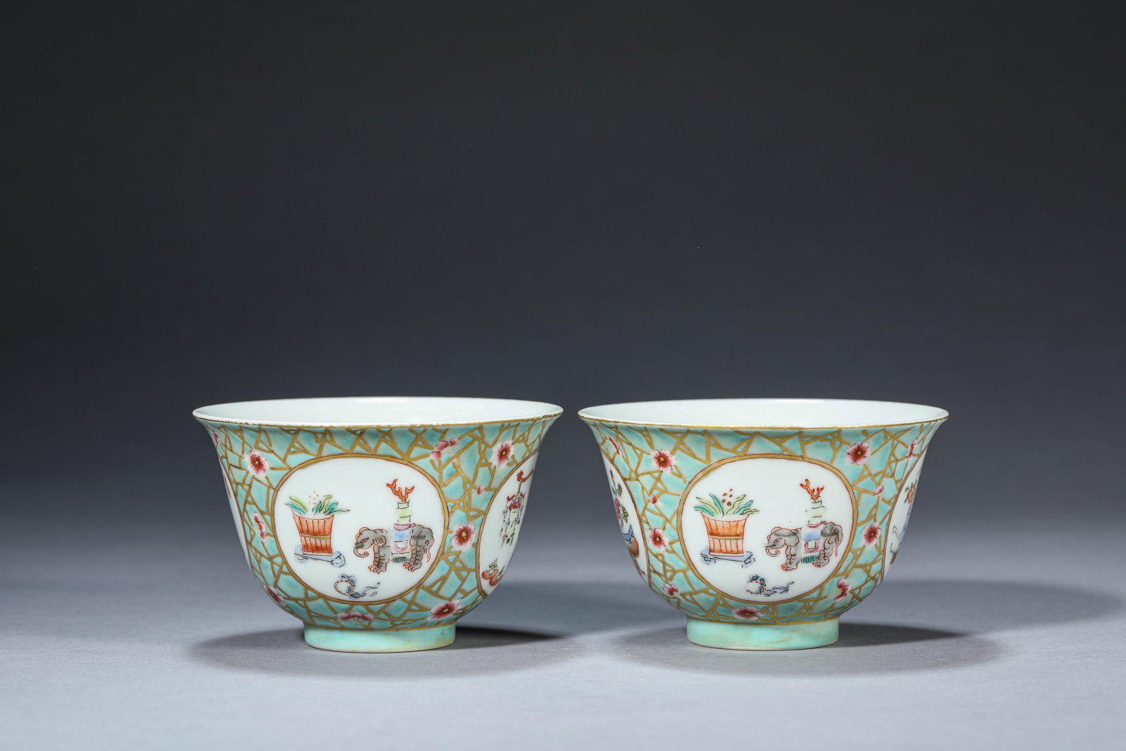 A PAIR OF FAMILLE-ROSE 'ANTIQUITIES AND FLORALS RESERVES' BOWLS: A PAIR OF FAMILLE-ROSE 'ANTIQUITIES AND FLORALS RESERVES' BOWLS Description: Dimensions: Width: 10 cm x Height: 6.5 cm. All measurements are approximate.