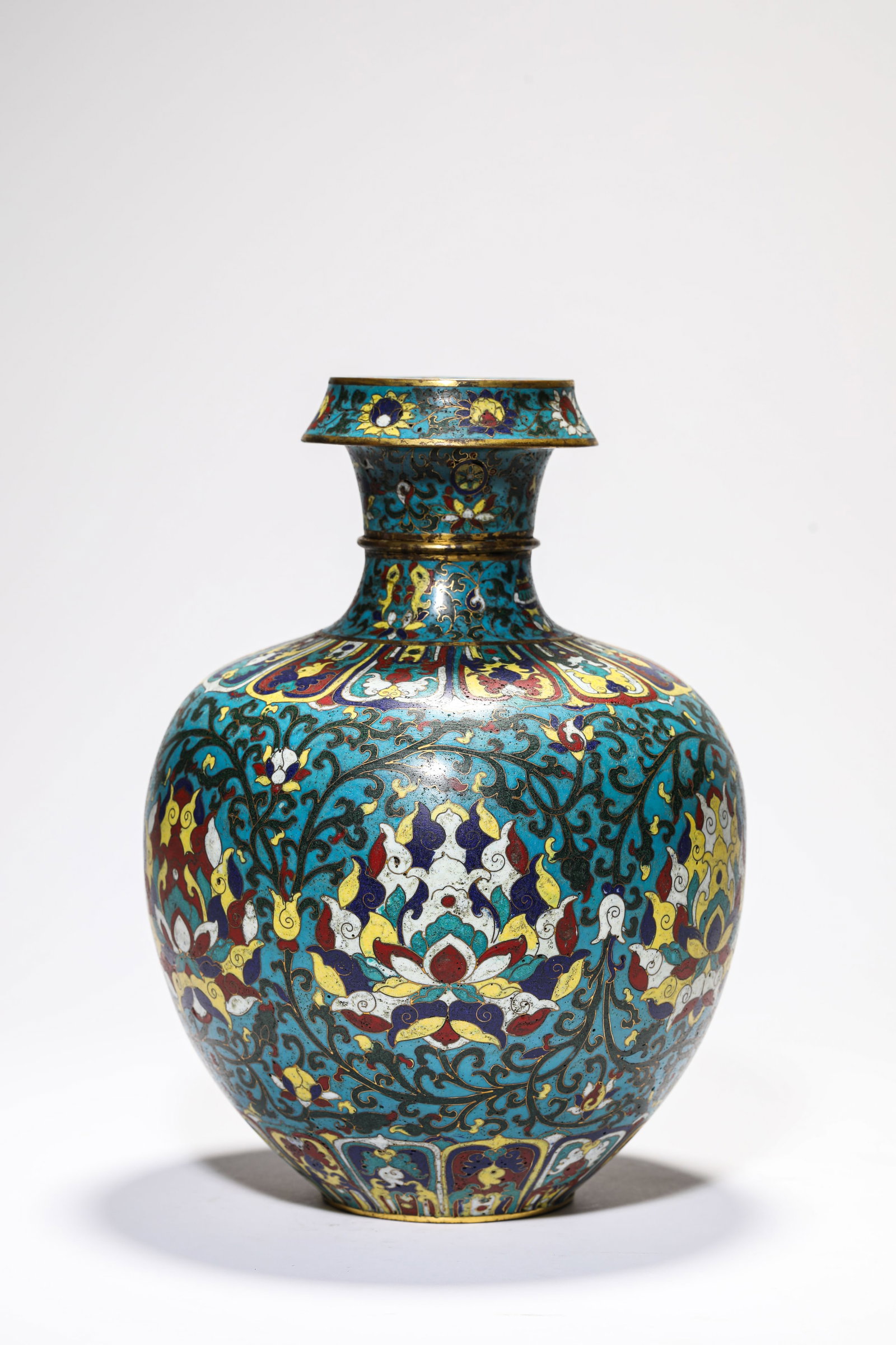 A CLOISONNE ENAMEL 'INTERLOCKING LOTUS' VASE - 2
