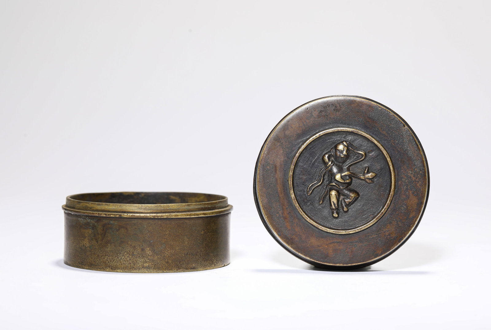 A BRONZE INCENSE BOX: A BRONZE INCENSE BOX Description: Dimensions: Weight: 368 g. Width: 8.1 cm x Height: 4.2 cm. All measurements are approximate.