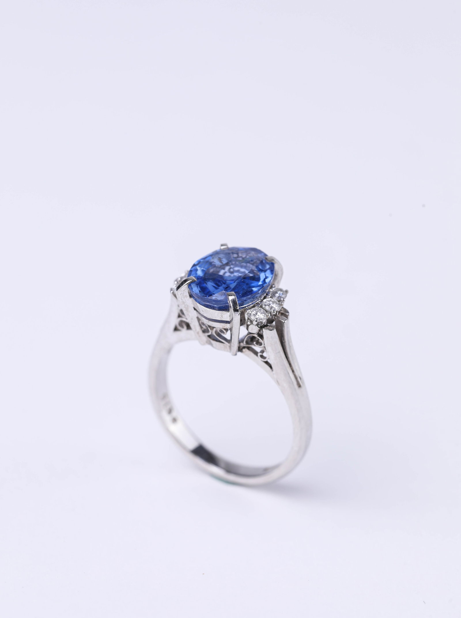 A PLATINUM, SAPPHIRE AND DIAMOND RING - 2