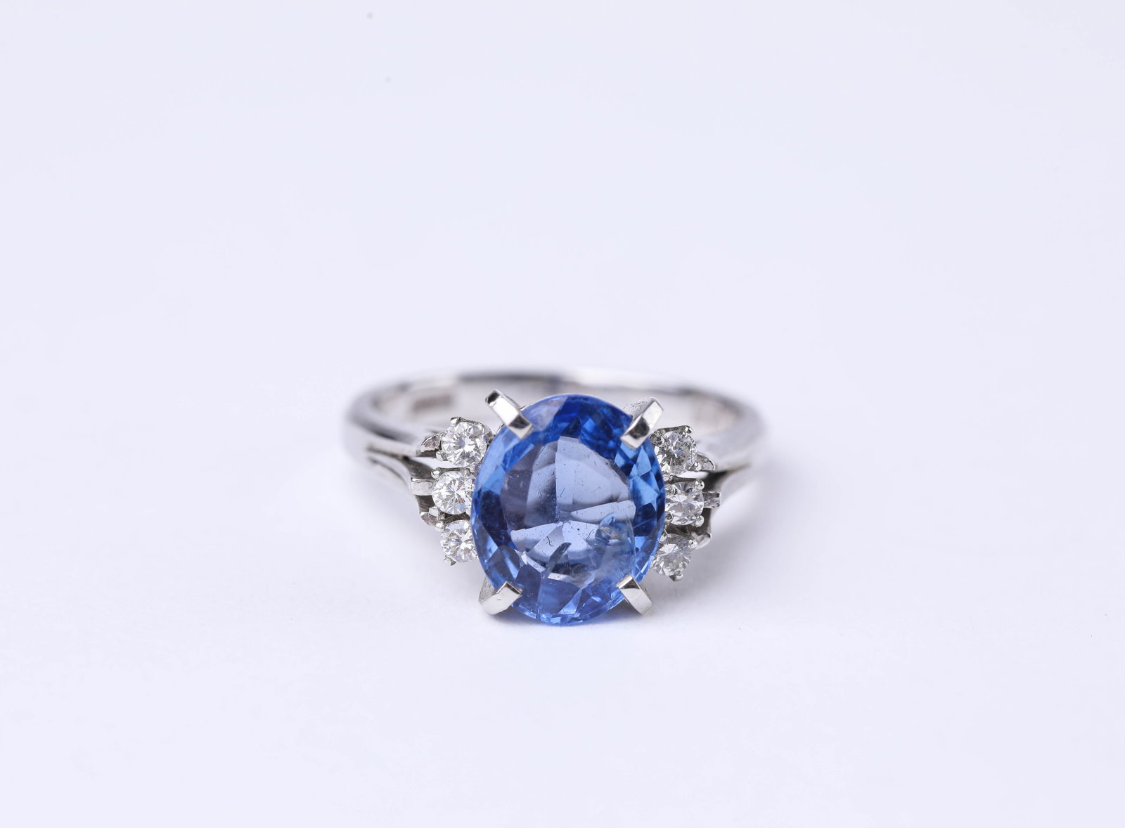 A PLATINUM, SAPPHIRE AND DIAMOND RING - 4