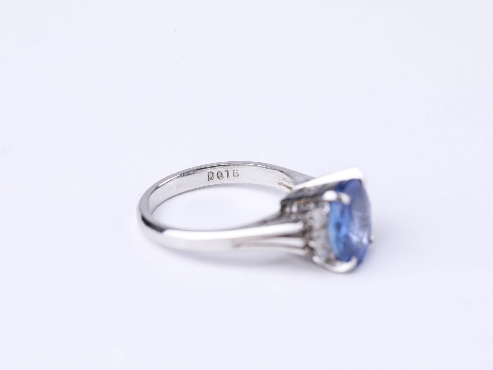A PLATINUM, SAPPHIRE AND DIAMOND RING - 6