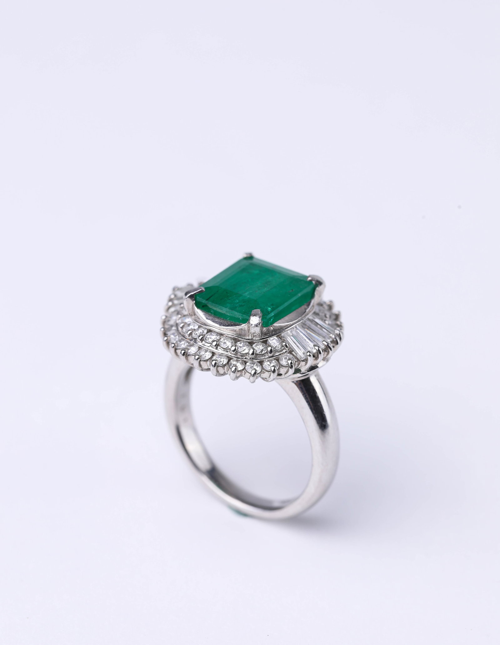 A PLATINUM, EMERALD AND DIAMOND RING - 2