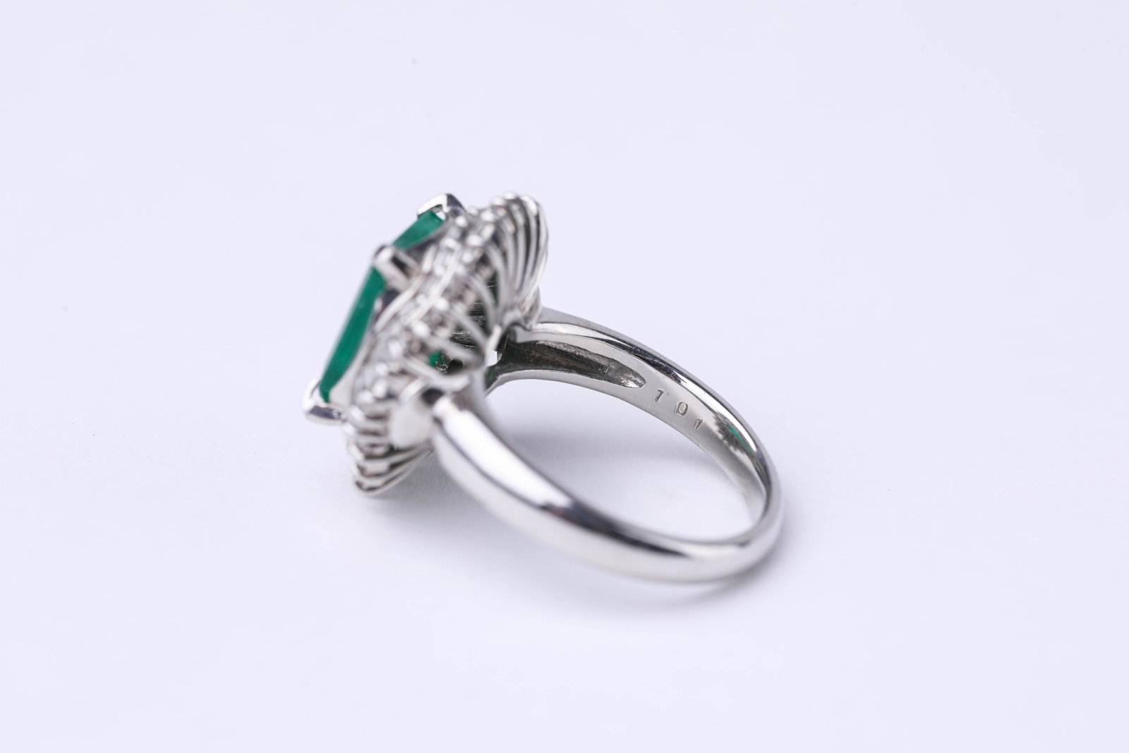 A PLATINUM, EMERALD AND DIAMOND RING - 3