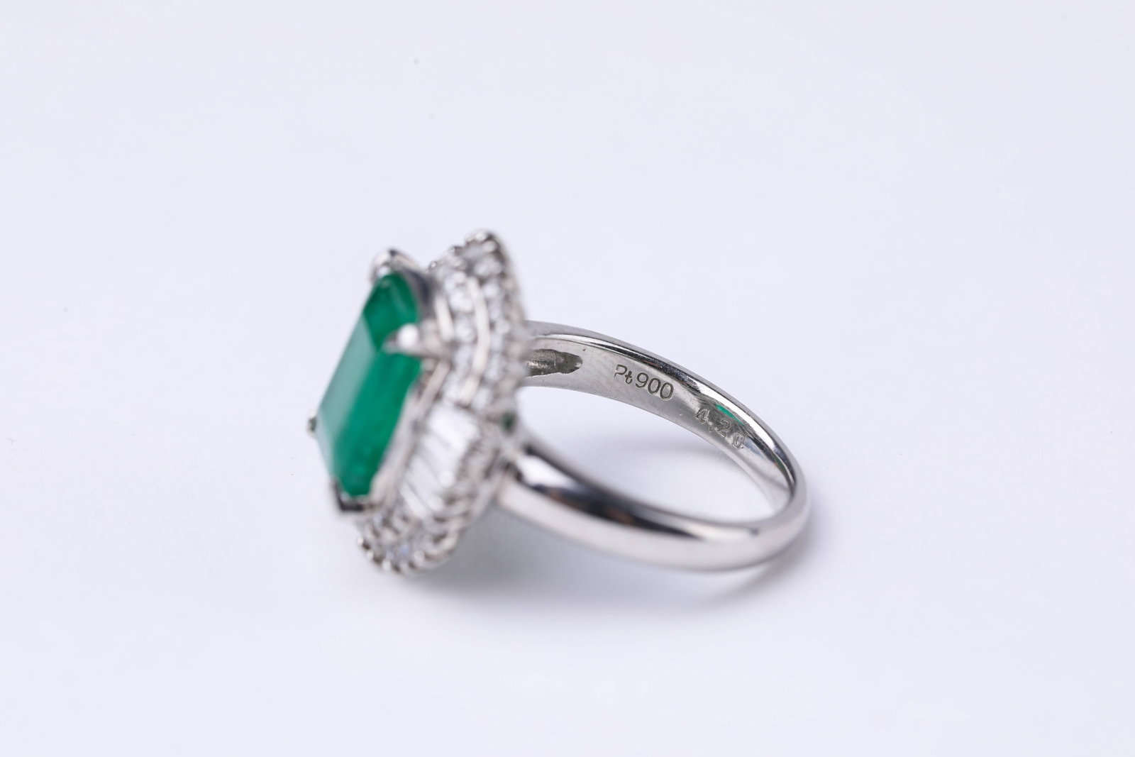 A PLATINUM, EMERALD AND DIAMOND RING - 4