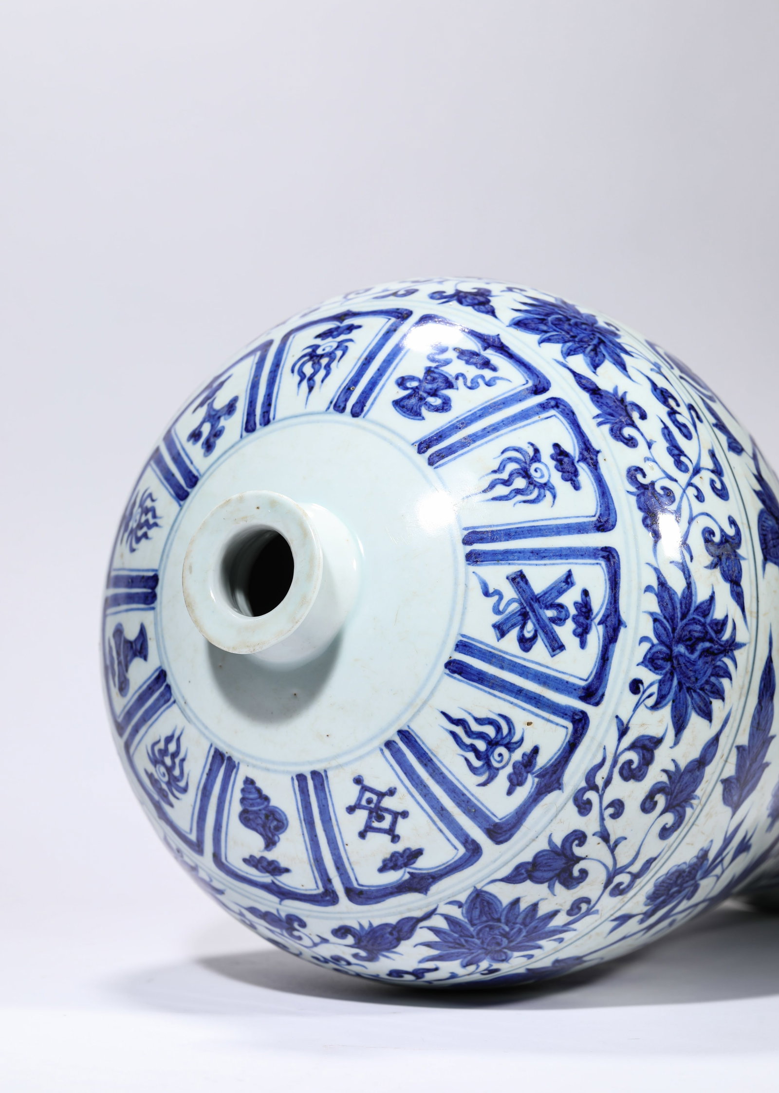 A BLUE AND WHITE 'INTERLOCKING FLORALS' MEIPING - 5