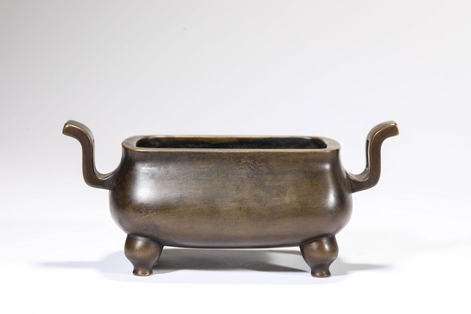 A BRONZE 'COURT HAT HANDLES' CENSER: A BRONZE 'COURT HAT HANDLES' CENSER Description: Dimensions: Weight: 1309 g. Length: 19.3 cm x Width: 10.8 cm x Height: 8.6 cm. All measurements are approximate.