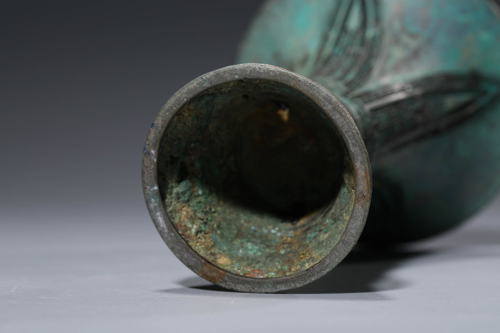 A BRONZE 'GU' BEAKER - 6
