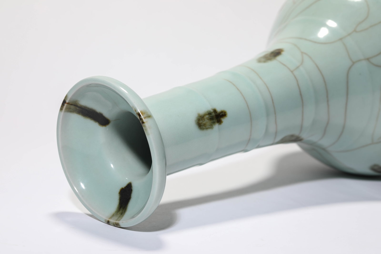 A GUAN-TYPE 'LONG-NECK' VASE - 3