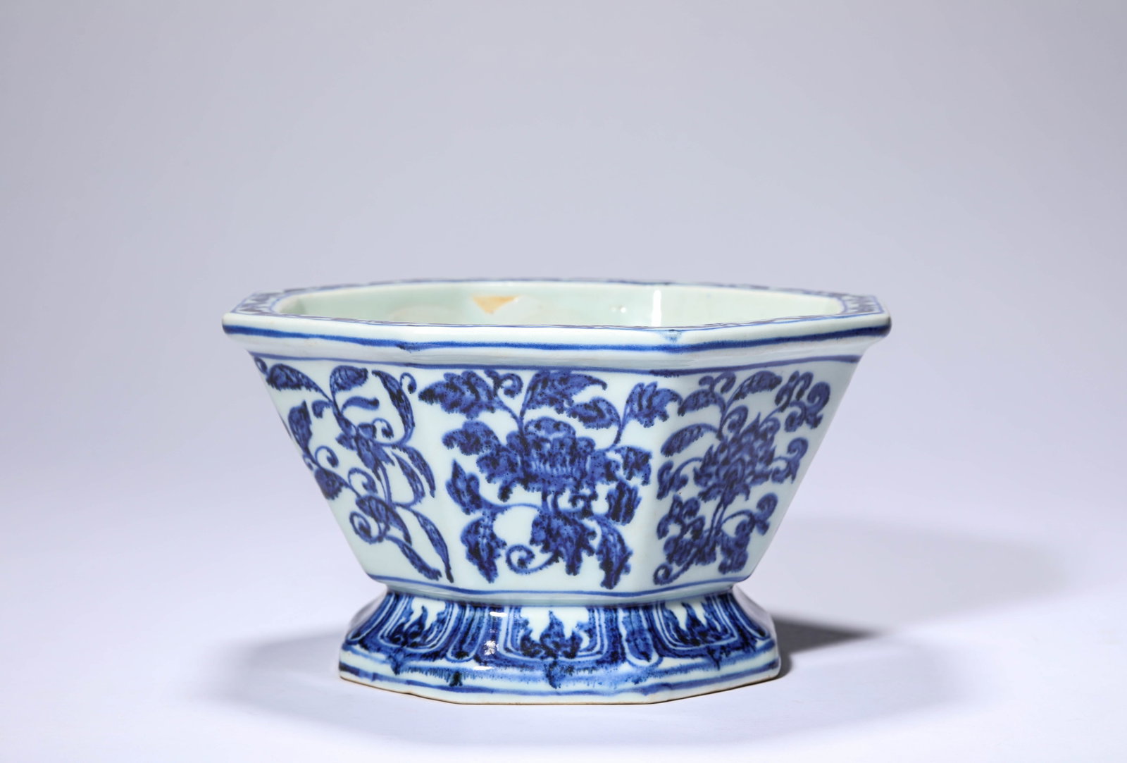 A BLUE AND WHITE 'FLORAL' FLOWER POT: A BLUE AND WHITE 'FLORAL' FLOWER POT Description: Dimensions: Length: 22 cm x Width: 20.5 cm x Height: 11.6 cm. All measurements are approximate.