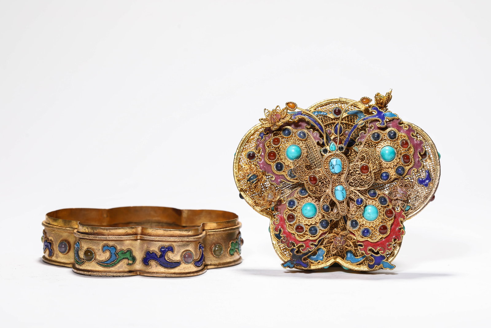 A GILT-BRONZE CLOISONNe ENAMEL AND 'HUNDRED TREASURES'-INLAID COVERED BOX: A GILT-BRONZE CLOISONNe ENAMEL AND 'HUNDRED TREASURES'-INLAID COVERED BOX Description: Dimensions: Weight: 221 g. Length: 11.4 cm x Width: 9.5 cm x Height: 4.7 cm. All measurements are approximate.