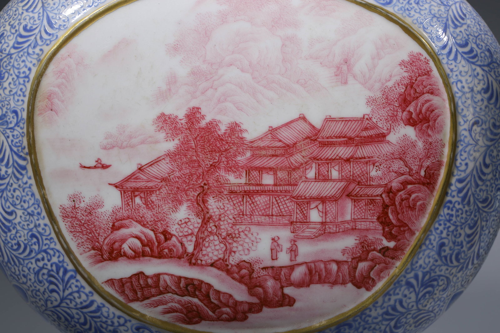 A FAMILLE-ROSE FLAT VASE - 3