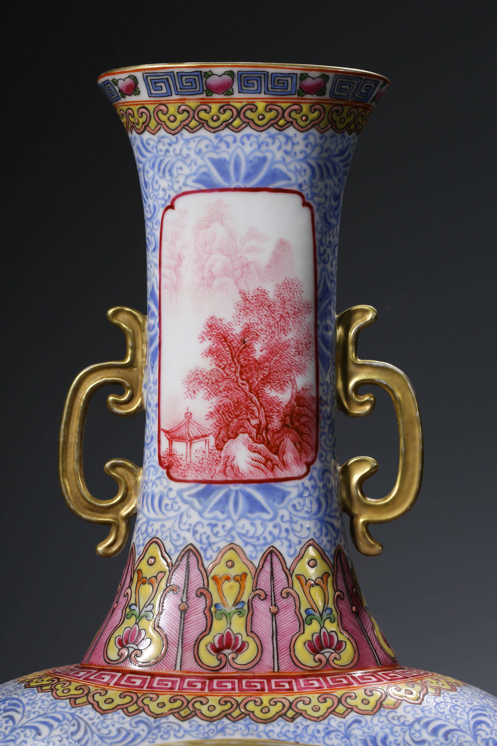 A FAMILLE-ROSE FLAT VASE - 4