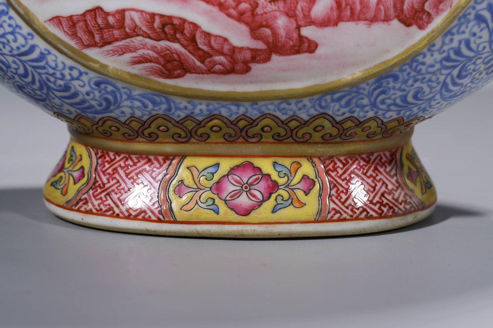 A FAMILLE-ROSE FLAT VASE - 5