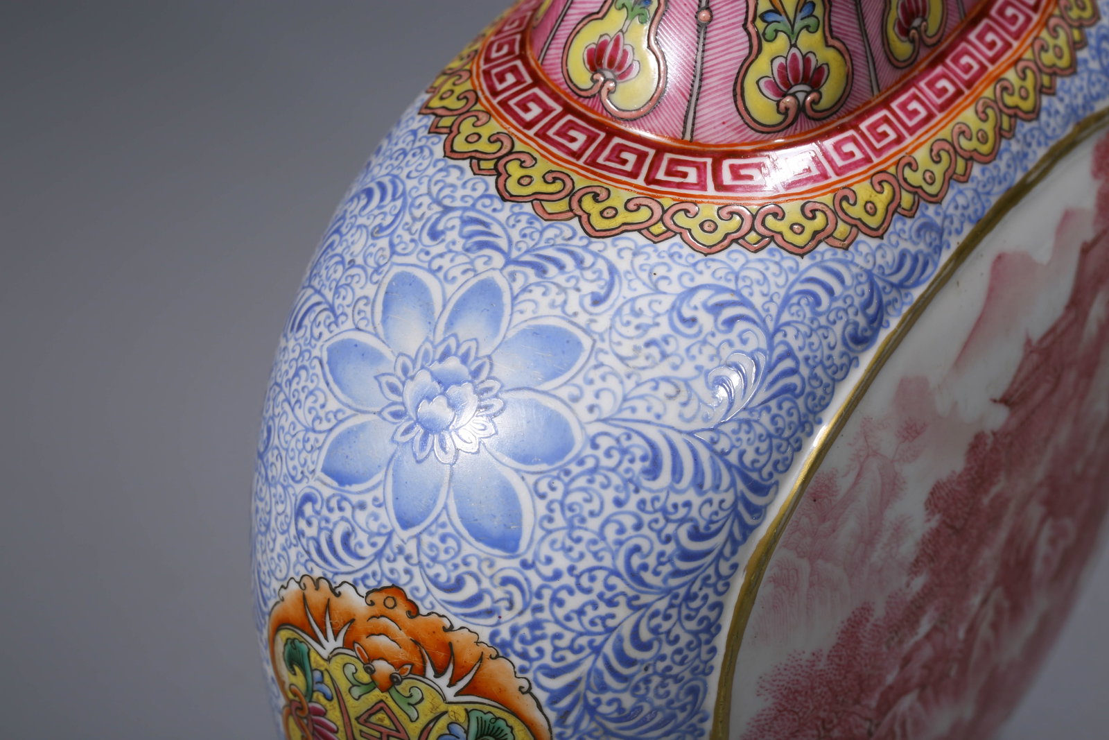 A FAMILLE-ROSE FLAT VASE - 6