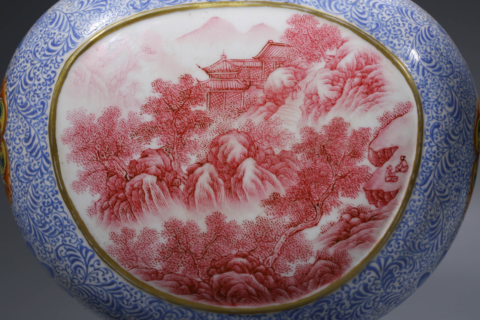 A FAMILLE-ROSE FLAT VASE - 8