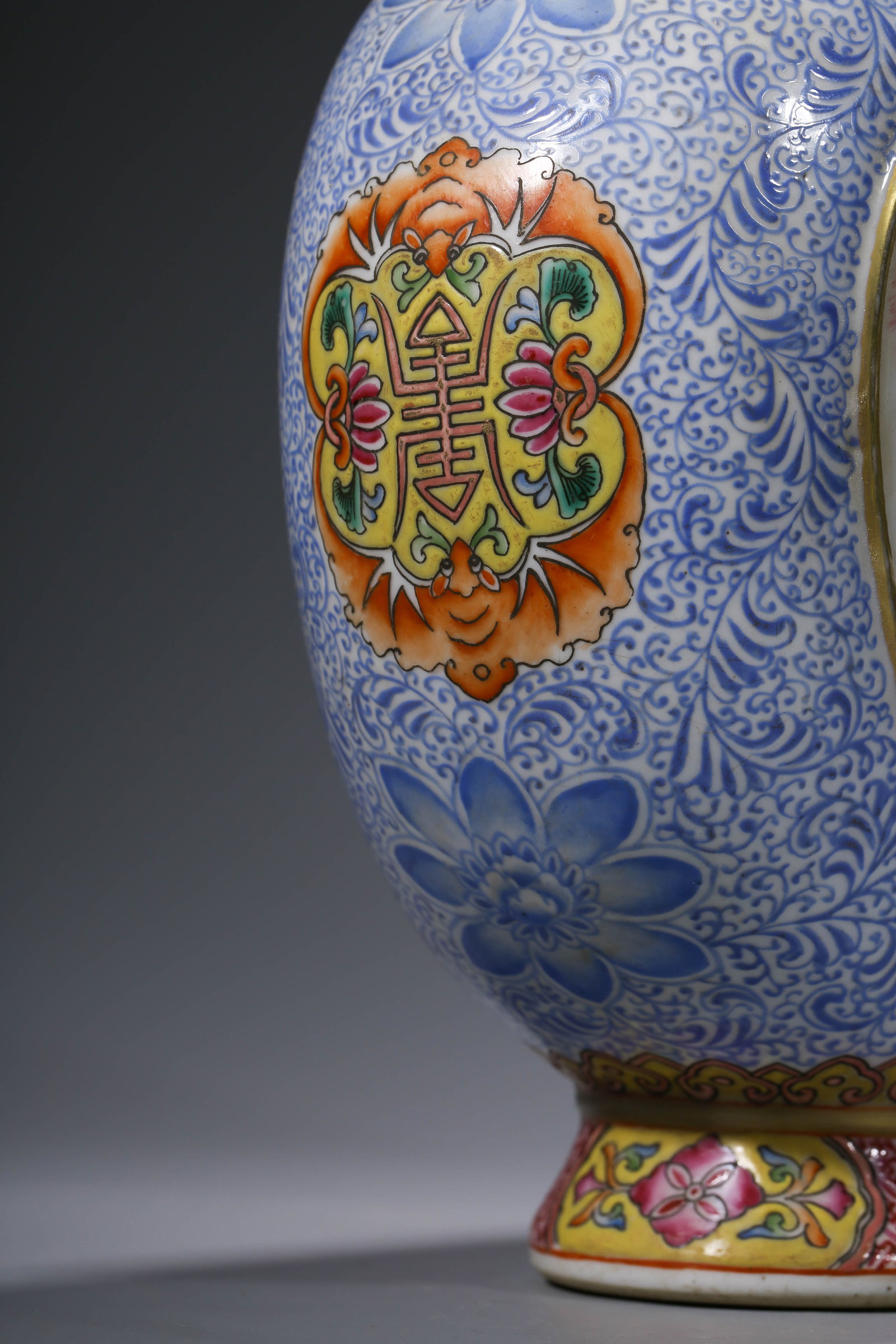 A FAMILLE-ROSE FLAT VASE - 9