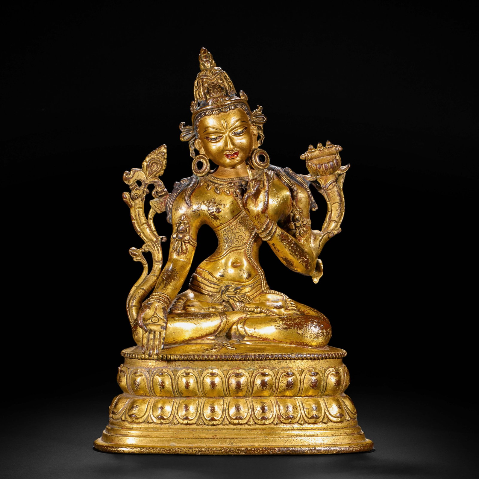 A Chinese Gilt Bronze Tara Statue: A Chinese Gilt Bronze Tara Statue (19 x 12 x 26cm,Weight 4200 grams)