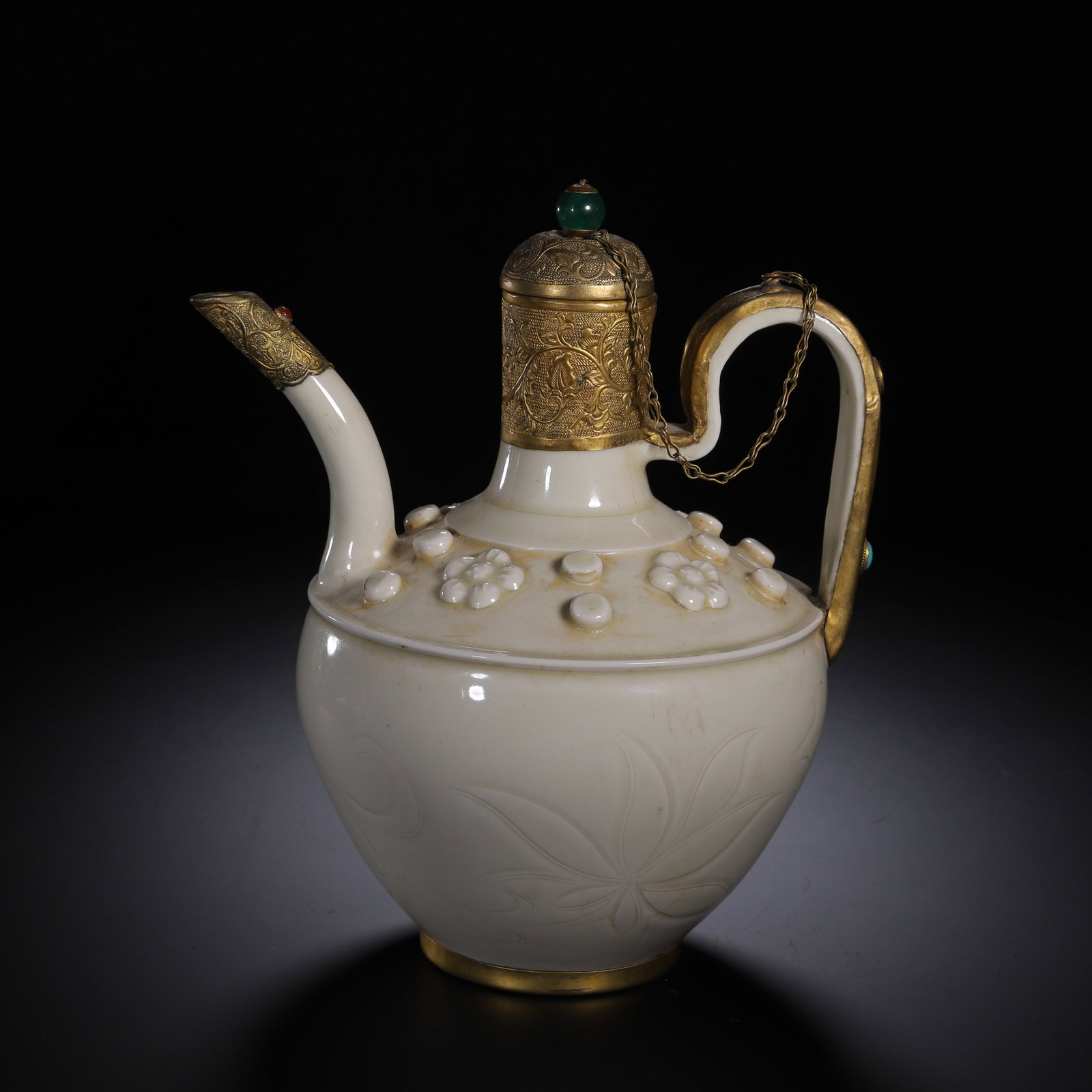 AN INCISED TING-WARE EWER: AN INCISED TING-WARE EWER (17 x 13.5 x 19cm,Weight 540 grams)